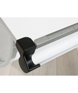 SCRIVANIA INCLINABILE CON COLORI INTERCAMBIABILI, CONTENITORE E GAMBE IN METALLO.